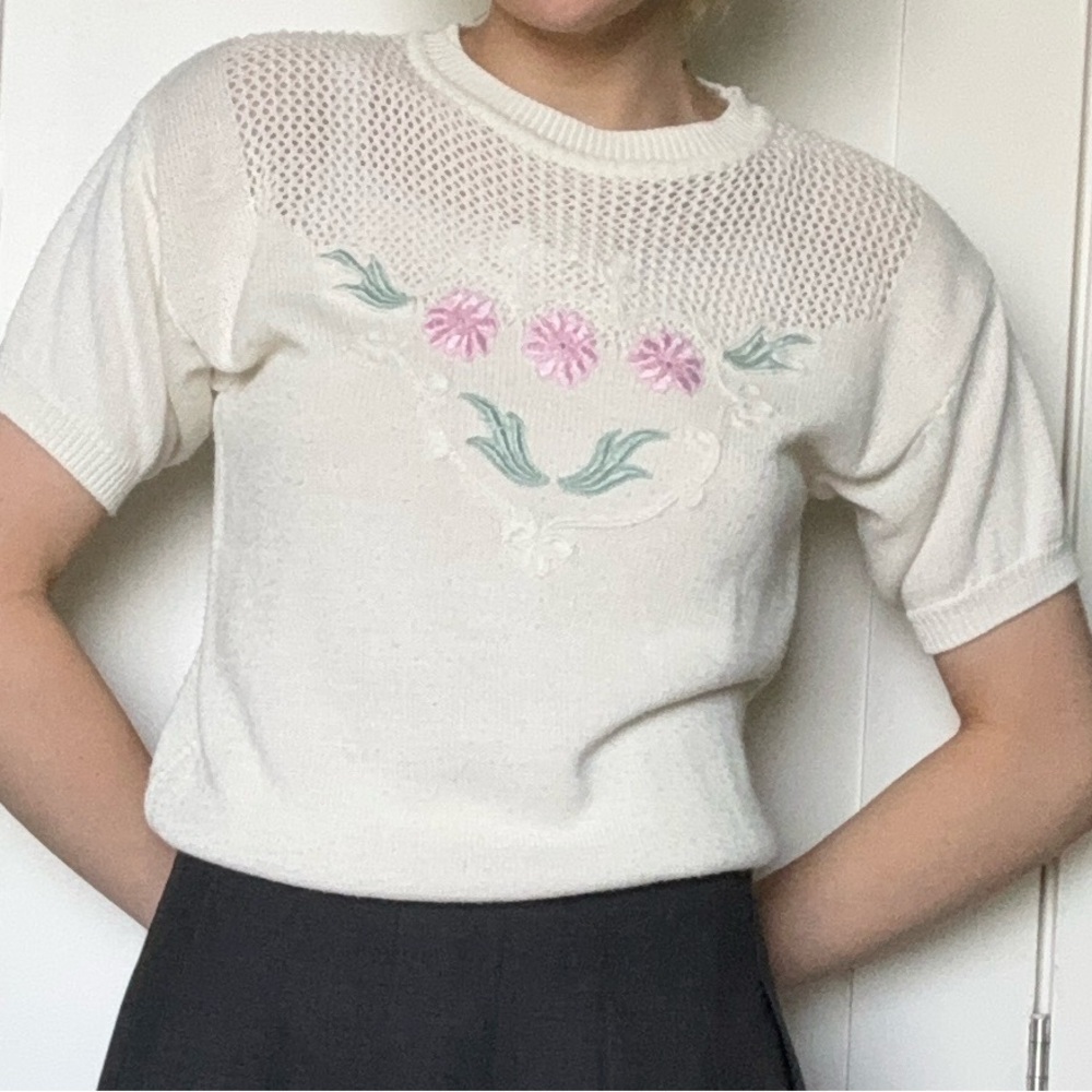 Vintage Grandmacore Cream Knit Top with Floral Embroidery
